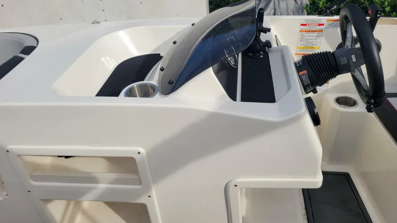 Slide: The Image of Bayliner Element M17 2022 - 5995683