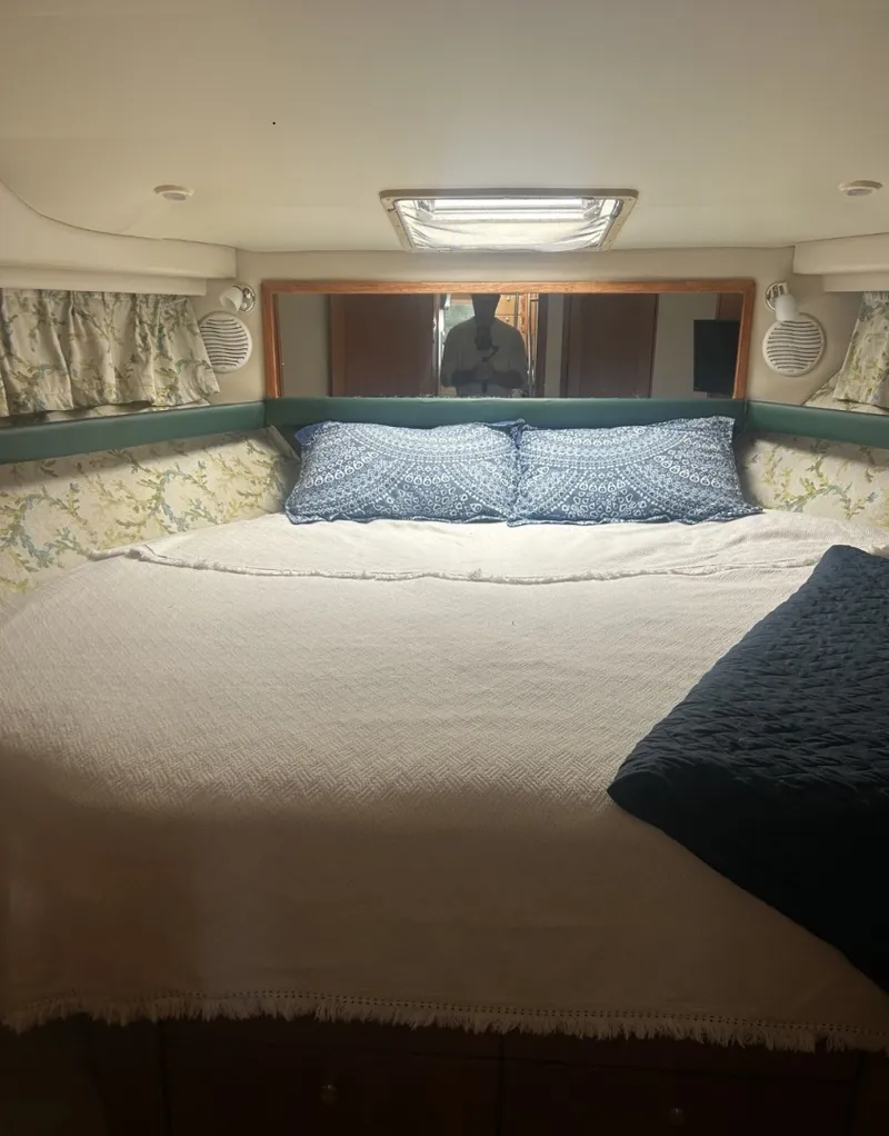 Slide: The Image of Bayliner 3988 Motoryacht 1998 - 6064917