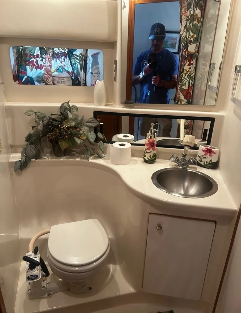 Slide: The Image of Bayliner 3988 Motoryacht 1998 - 6064918