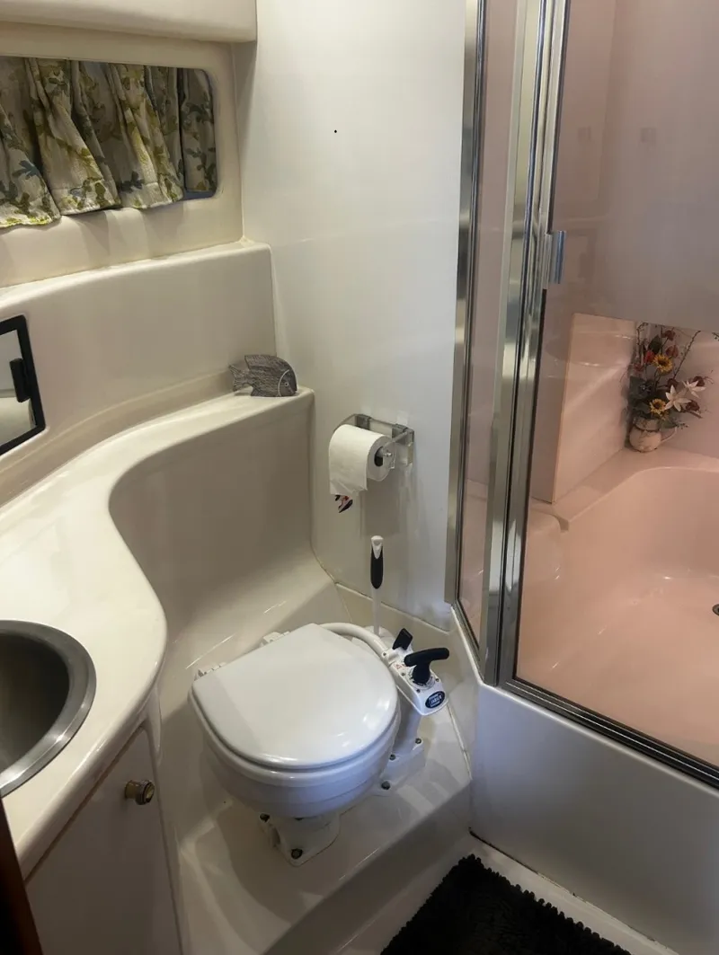 Slide: The Image of Bayliner 3988 Motoryacht 1998 - 6064919