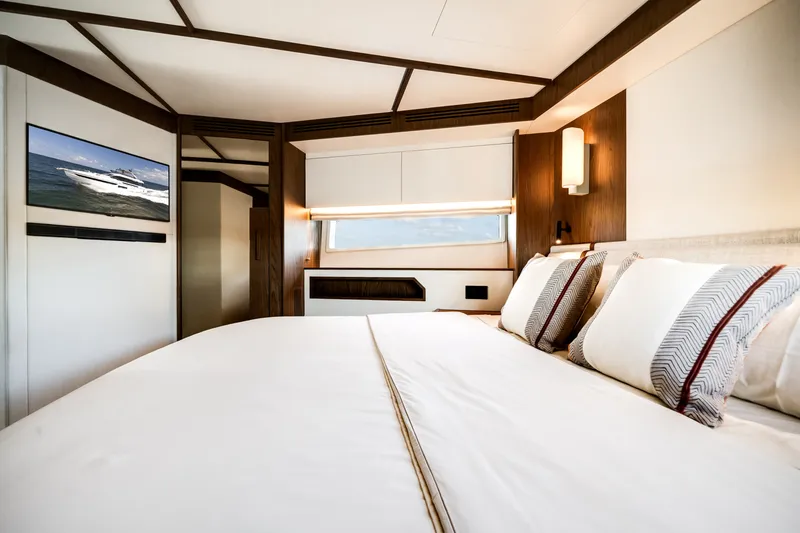 Slide: The Image of Azimut Fly 72 2026 - 6134542