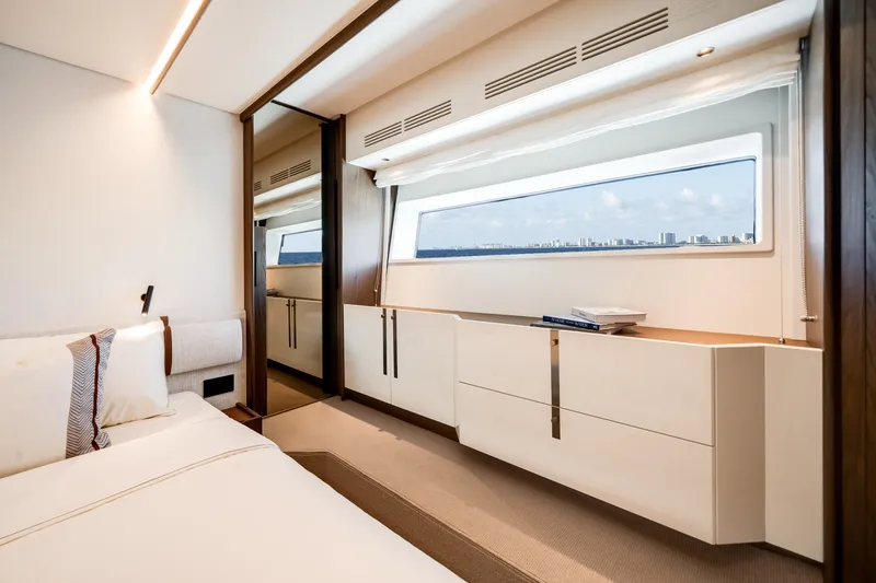 Slide: The Image of Azimut Fly 72 2026 - 6134553