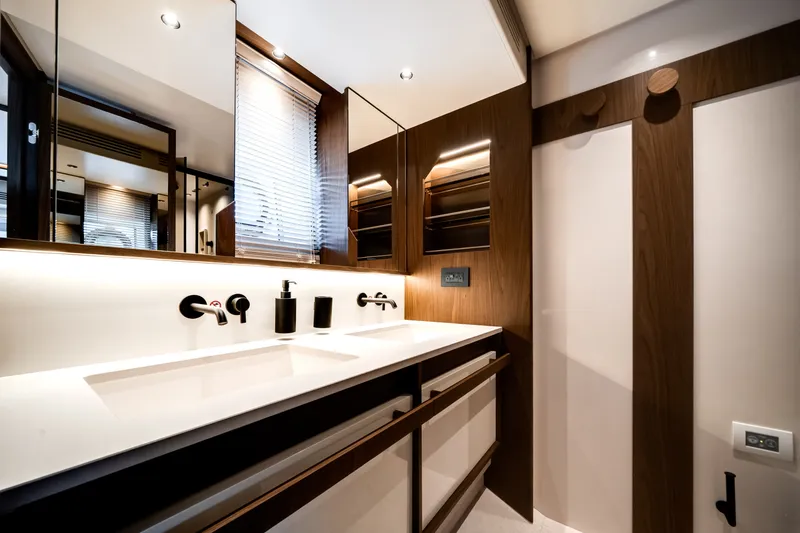 Slide: The Image of Azimut Fly 72 2026 - 6134555