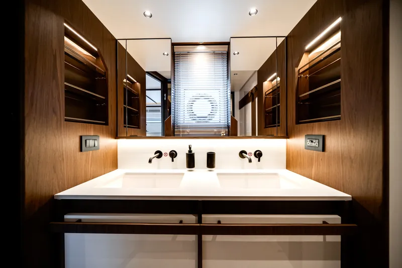 Slide: The Image of Azimut Fly 72 2026 - 6134557