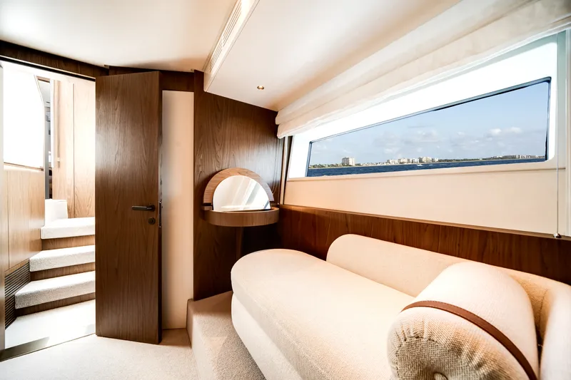 Slide: The Image of Azimut Fly 72 2026 - 6134559