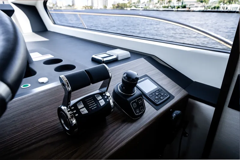 Slide: The Image of Azimut Fly 72 2026 - 6134574