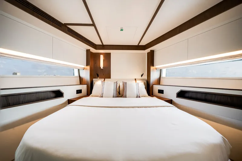 Slide: The Image of Azimut Fly 72 2026 - 6134541