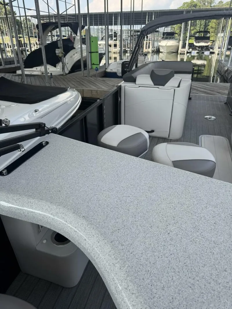 Slide: The Image of Avalon 2485 ENTERTAINER 2021 - 5996872