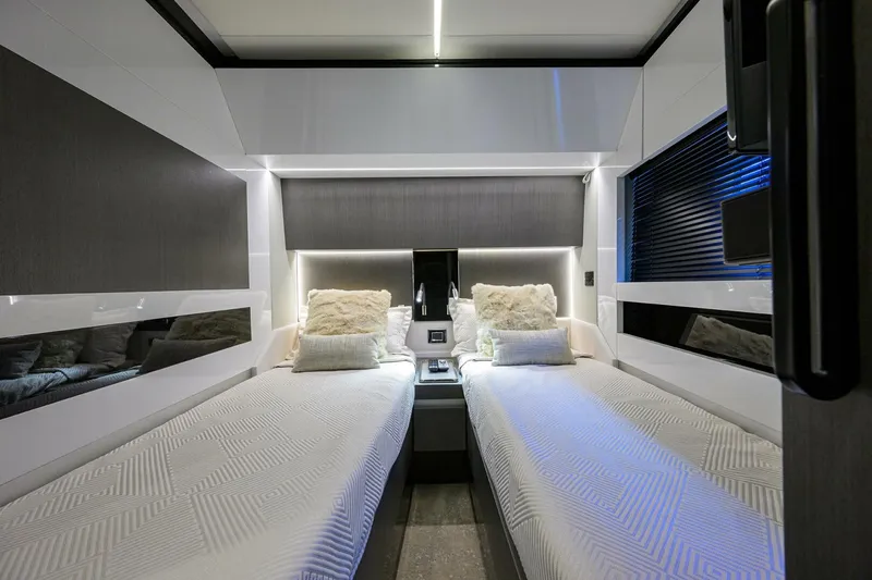 Slide: The Image of Azimut S7 2019 - 5997743