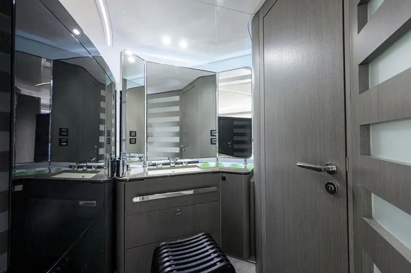 Slide: The Image of Azimut S7 2019 - 5997718