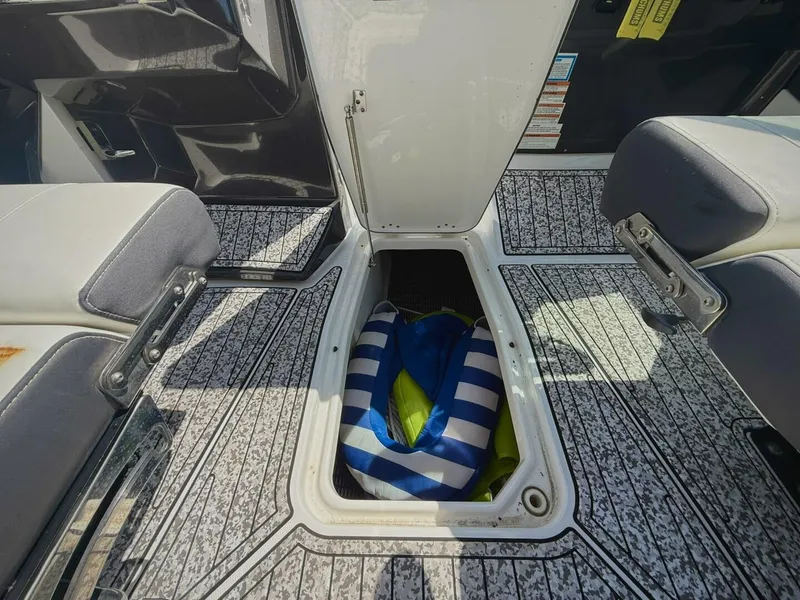 Slide: The Image of 2020 Monterey 29 305SSD - 5997819