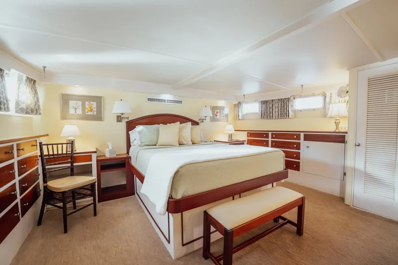 Slide: The Image of Trumpy 72 1972 - 5998705