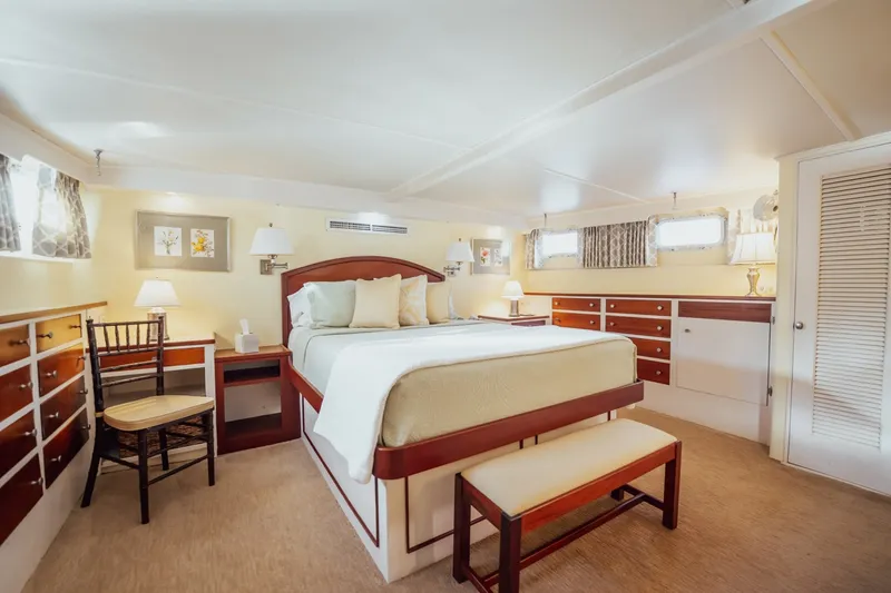 Slide: The Image of Trumpy 72 1972 - 5998704