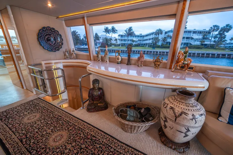 Slide: The Image of Lazzara 76 - Dare to Dream - Salon 2000 / 2014 76’ Lazzara Skybridge - Dare to Dream - 5999443