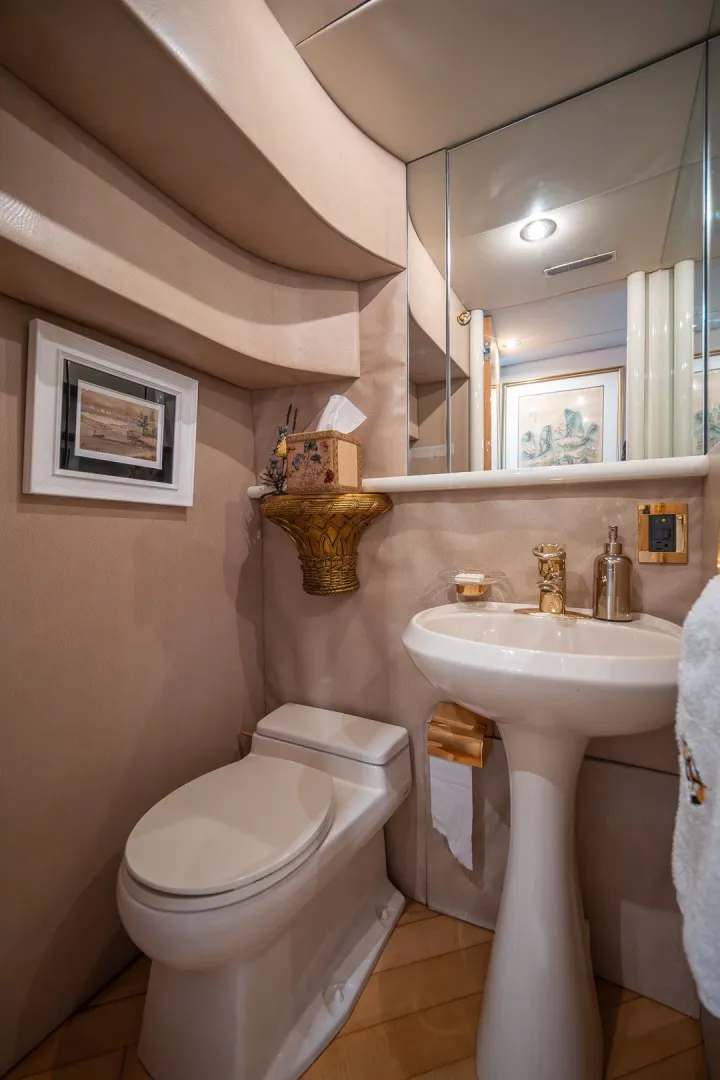 Slide: The Image of Lazzara 76 - Dare to Dream - Head 2000 / 2014 76’ Lazzara Skybridge - Dare to Dream - 5999451