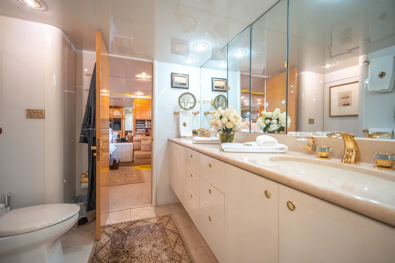 Slide: The Image of Lazzara 76 - Dare to Dream - Head 2000 / 2014 76’ Lazzara Skybridge - Dare to Dream - 5999463