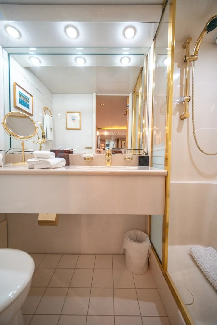 Slide: The Image of Lazzara 76 - Dare to Dream - Head 2000 / 2014 76’ Lazzara Skybridge - Dare to Dream - 5999468