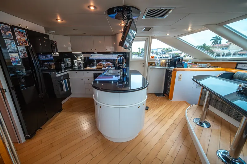 Slide: The Image of Lazzara 76 - Dare to Dream 2000 / 2014 76’ Lazzara Skybridge - Dare to Dream - 5999484