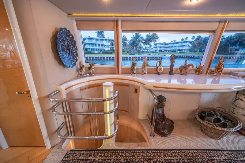 Slide: The Image of Lazzara 76 - Dare to Dream - Salon 2000 / 2014 76’ Lazzara Skybridge - Dare to Dream - 5999441