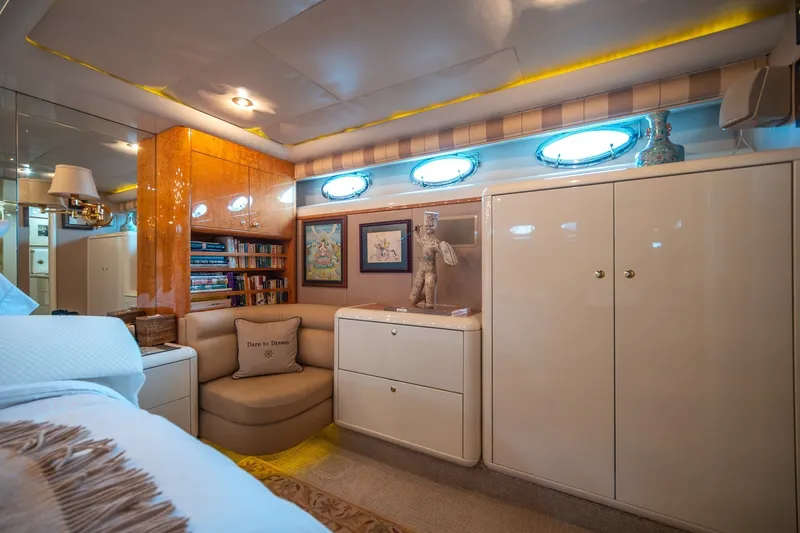 Slide: The Image of Lazzara 76 - Dare to Dream - Master Stateroom 2000 / 2014 76’ Lazzara Skybridge - Dare to Dream - 7658301