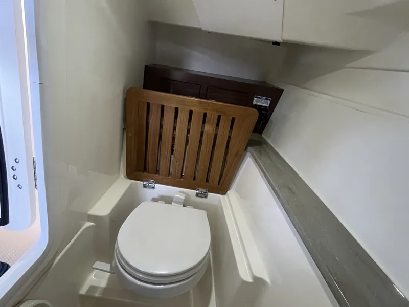 Slide: The Image of Boston Whaler 320 Vantage 2022 - 6006057