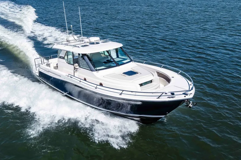 The Image of 2016 Tiara Q44 LIVIMAC - 5999766