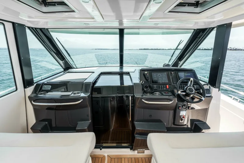 Slide: The Image of 2016 Tiara Q44 LIVIMAC Helm - 5999783