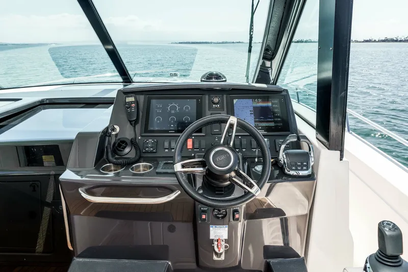 Slide: The Image of 2016 Tiara Q44 LIVIMAC - 5999785