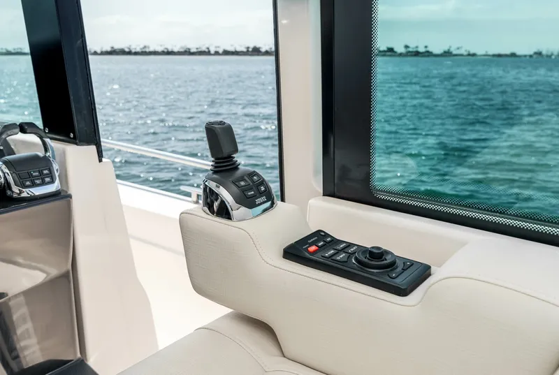 Slide: The Image of 2016 Tiara Q44 LIVIMAC - 5999784