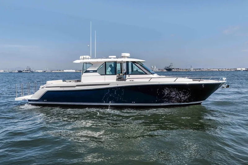 Slide: The Image of 2016 Tiara Q44 LIVIMAC - 5999768