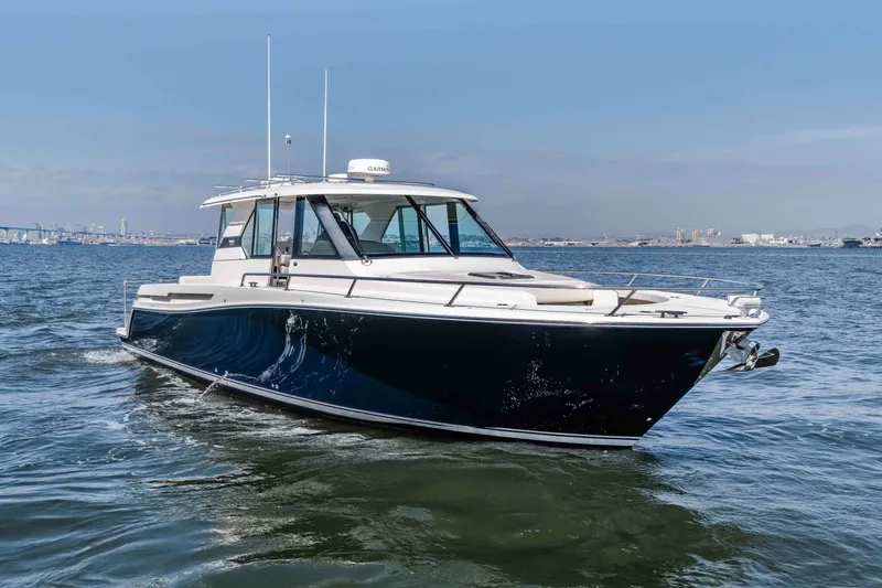 Slide: The Image of 2016 Tiara Q44 LIVIMAC - 5999767