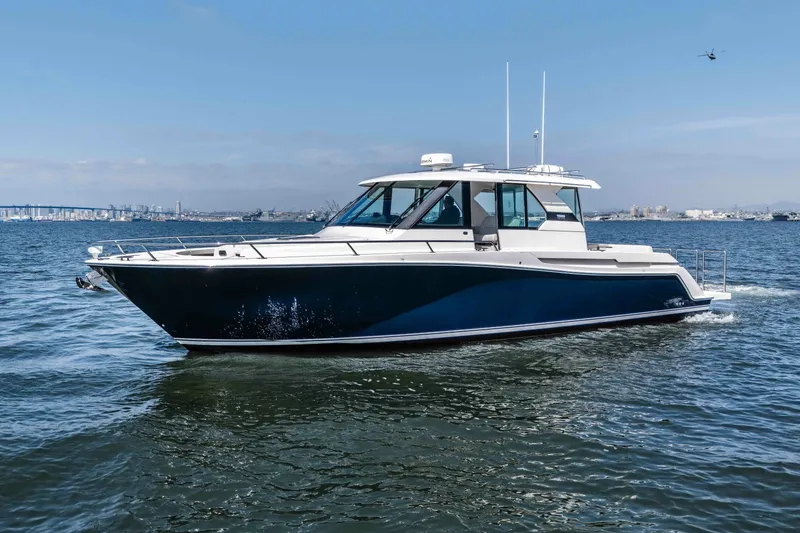 Slide: The Image of 2016 Tiara Q44 LIVIMAC - 5999773