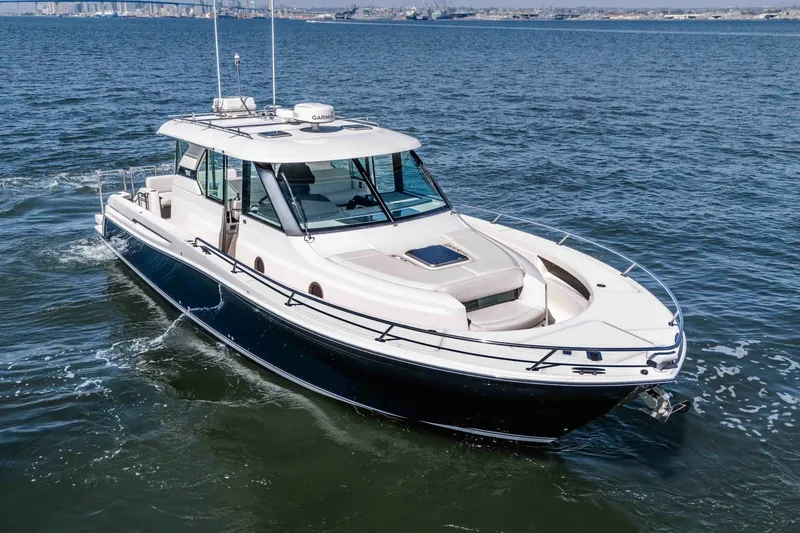 Slide: The Image of 2016 Tiara Q44 LIVIMAC Profile - 5999776