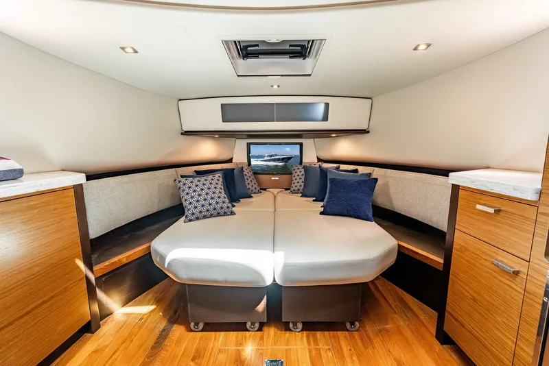 Slide: The Image of 2016 Tiara Q44 LIVIMAC - 5999790