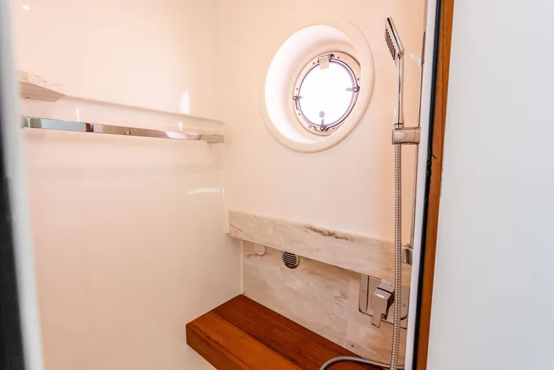 Slide: The Image of 2016 Tiara Q44 LIVIMAC - 5999794