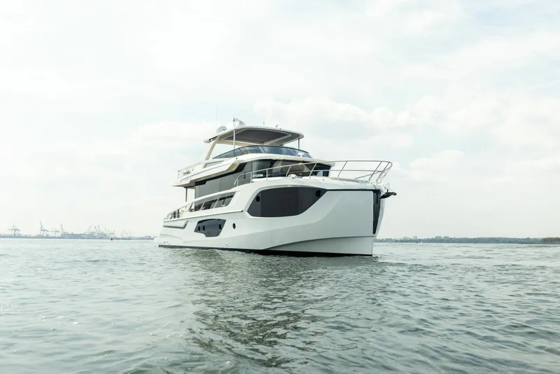 Slide: The Image of Absolute Navetta 64 2024 - 6000333