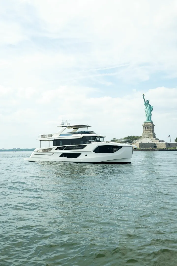 Slide: The Image of Absolute Navetta 64 2024 - 6000338