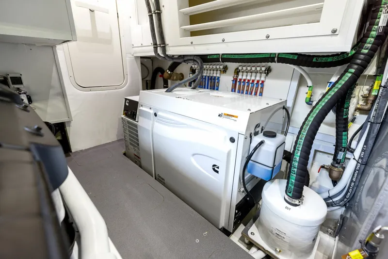 Slide: The Image of Absolute Navetta 64 2024 - 6000187