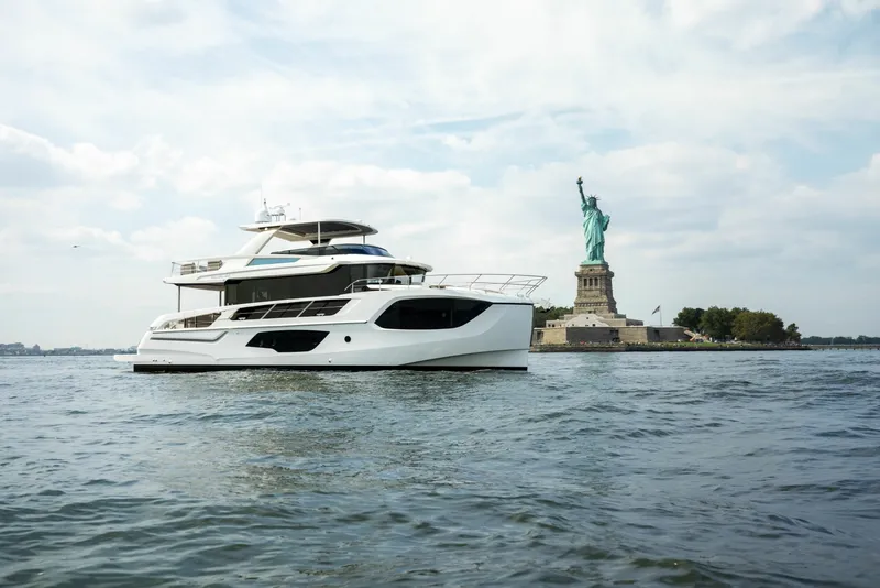 Slide: The Image of Absolute Navetta 64 2024 - 6000343