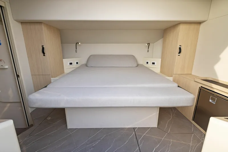 Slide: The Image of Absolute Navetta 64 2024 - 6000309