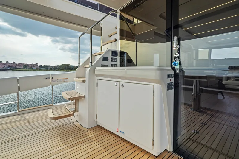 Slide: The Image of Absolute Navetta 64 2024 - 6000207