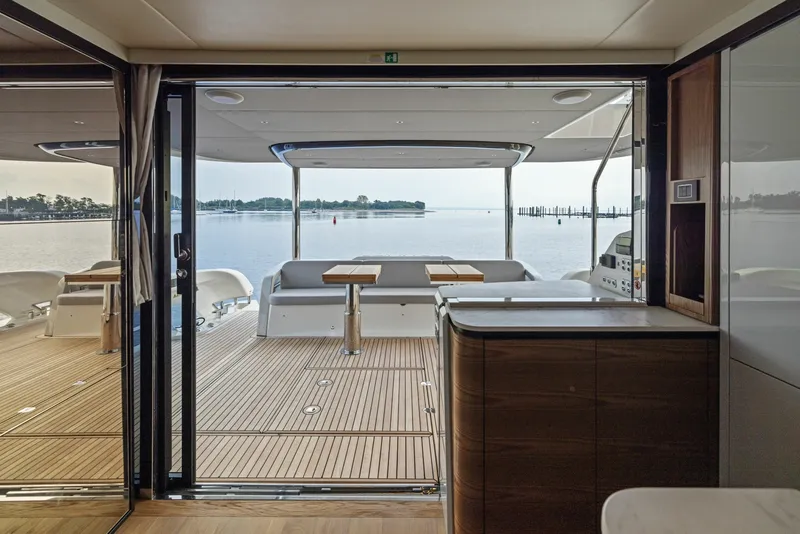 Slide: The Image of Absolute Navetta 64 2024 - 6000205