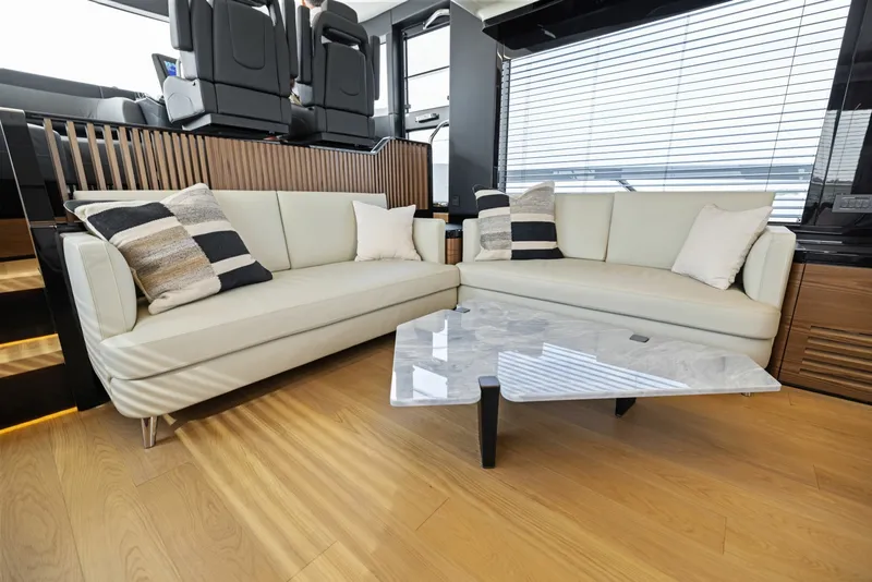 Slide: The Image of Absolute Navetta 64 2024 - 6000263