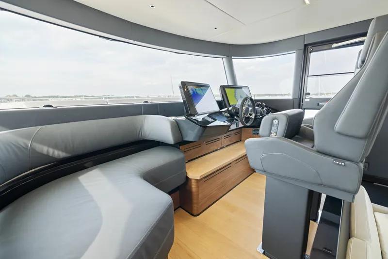 Slide: The Image of Absolute Navetta 64 2024 - 6000322