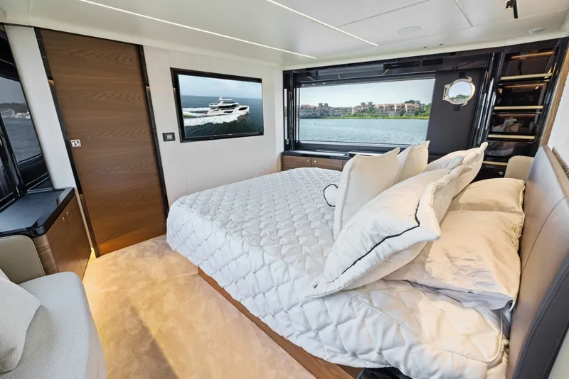 Slide: The Image of Absolute Navetta 64 2024 - 6000197