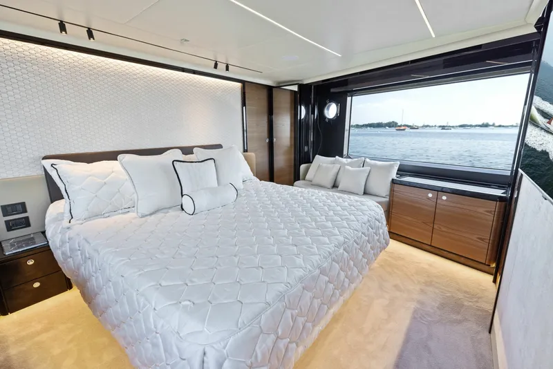 Slide: The Image of Absolute Navetta 64 2024 - 6000195