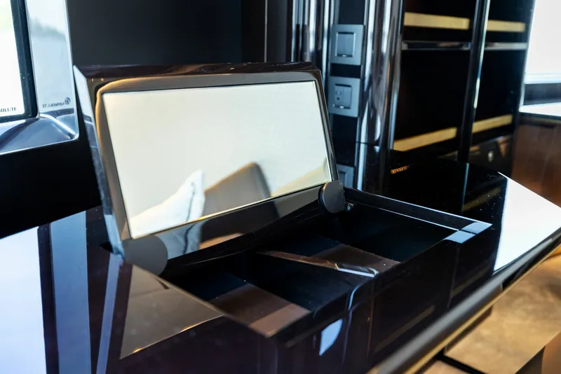 Slide: The Image of Absolute Navetta 64 2024 - 6000303