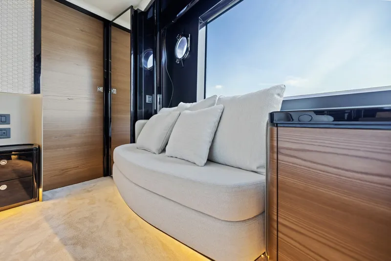 Slide: The Image of Absolute Navetta 64 2024 - 6000193