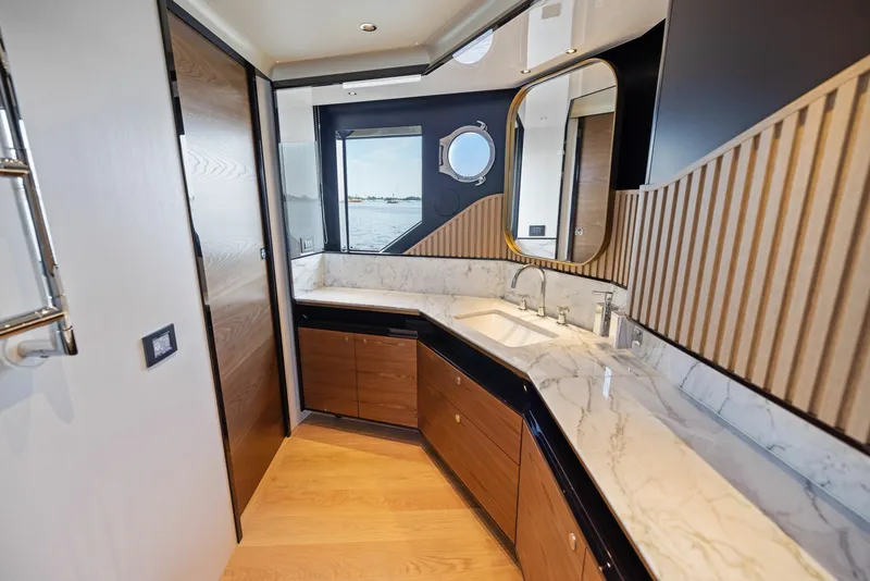 Slide: The Image of Absolute Navetta 64 2024 - 6000290