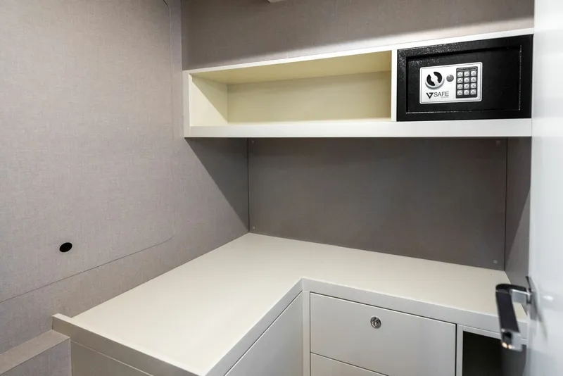 Slide: The Image of Absolute Navetta 64 2024 - 6000288